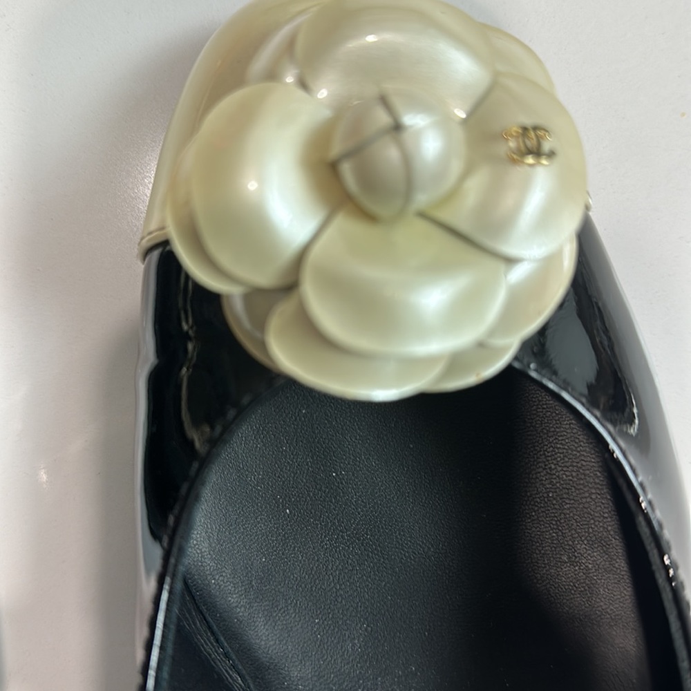 CHANEL Black and Cream Heels - Picture 2 of 12